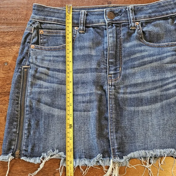 American Eagle Denim Skirt with Side Zippers Frayed Hem Size 6 - Picture 2 of 10